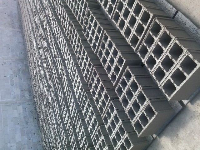 Foto 1 - Fábrica de blocos e outros artefatos de concreto